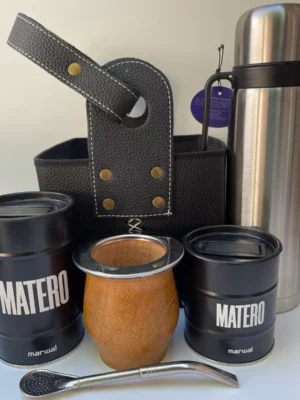 SET MATERO ALGARROBO: TERMO 1L.+ CANASTA + CAMIONERO+ LATAS NEGRAS MATERO x2+ BOMBILLA PICO LORO