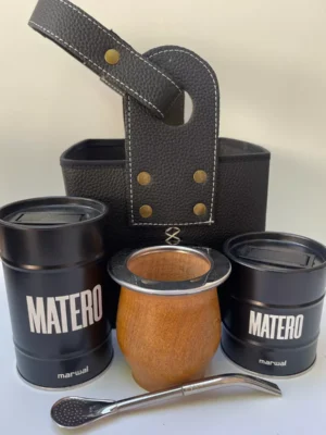 Set Matero algarrobo: INCLUYE: Camionero de algarrogo + canasta grande eco + yerbero y azucarero negro marwal + bombilla inox con filtro/pala