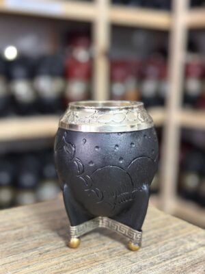 Torpedo cuero todo repujado negro de Alpaca cincelada, con base y pelotitas de bronce con bombilla pico loro