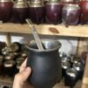 vaso térmico con vuelo, interior térmico inox – color negro + bombilla chata con dije de bronce