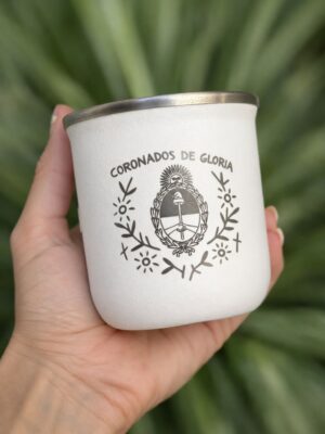 MATE VASITO INTERIOR TERMICO BLANCO CON GRABADO  CORONADOS DE GLORIA con bombilla chata con dije