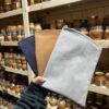 Yerbero de gamuza con interior impermeable y cierre dorado
